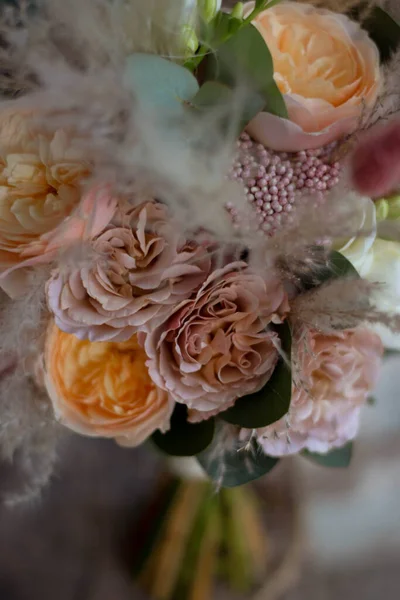 Bukiet Ślubny Stylu Boho Różami Suchymi Kwiatami Eukaliptusem Dzień Ślubu — Zdjęcie stockowe