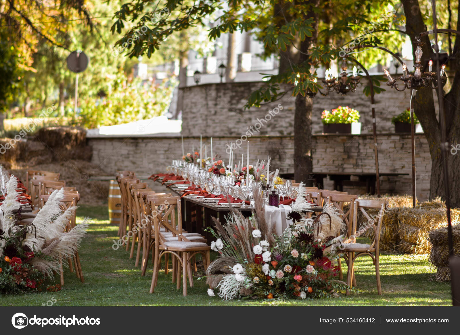 Una Mesa Bodas Muy Bien Decoradas Citas Con Una Hermosa — Foto de stock  #534160412 © mi6ka92.gmail.com, image size:1600x1167