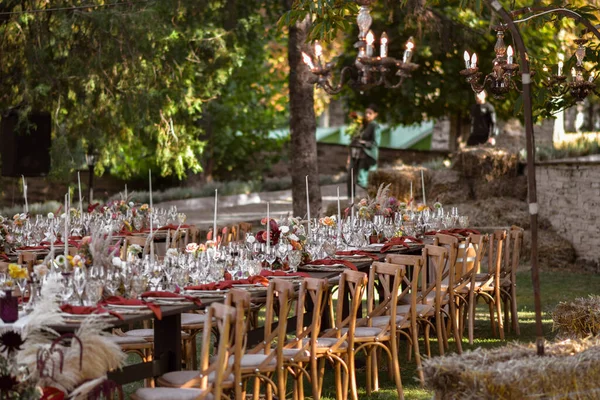 Çok güzel bir şekilde dekore edilmiş düğün tablo randevular plakaları ve peçeteler bahar bahçe içinde güzel bir dekor ile. Düğün günü masaya güzel çiçek. Zarif yemek masası.