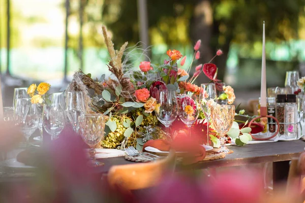 Çok güzel bir şekilde dekore edilmiş düğün tablo randevular plakaları ve peçeteler bahar bahçe içinde güzel bir dekor ile. Düğün günü masaya güzel çiçek. Zarif yemek masası.