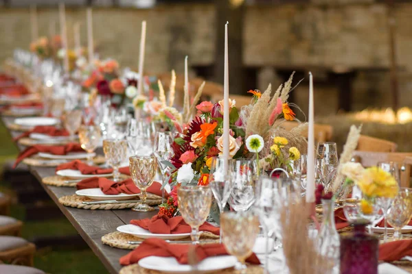 Ett mycket trevligt inredda bröllop tabellen utnämningar med vacker inredning med tallrikar och servetter i vårträdgård. Vackra blommor på bord i bröllopsdag. Eleganta matbordet. — Stockfoto