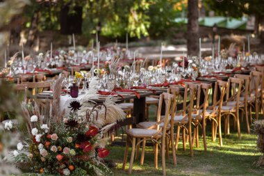 Çok güzel bir şekilde dekore edilmiş düğün tablo randevular plakaları ve peçeteler bahar bahçe içinde güzel bir dekor ile. Düğün günü masaya güzel çiçek. Zarif yemek masası.