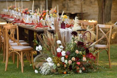 Çok güzel bir şekilde dekore edilmiş düğün tablo randevular plakaları ve peçeteler bahar bahçe içinde güzel bir dekor ile. Düğün günü masaya güzel çiçek. Zarif yemek masası.