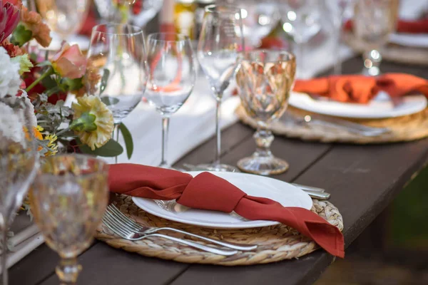 Ett mycket trevligt inredda bröllop tabellen utnämningar med vacker inredning med tallrikar och servetter i vårträdgård. Vackra blommor på bord i bröllopsdag. Eleganta matbordet. — Stockfoto