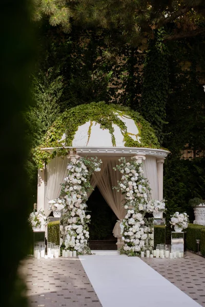Arco de casamento com arranjos de flores brancas. Decoração de casamento. — Fotografia de Stock