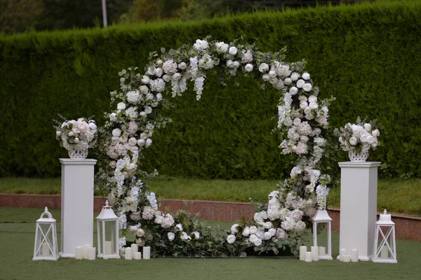 Trauung Sehr Schöner Und Stilvoller Hochzeitsbogen Geschmückt Mit Verschiedenen Blumen — Stockfoto