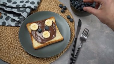 Çocuk kahvaltısı, öğle yemeği ya da fındıklı tost, muzlu ve yaban mersinli tatlı ayı..