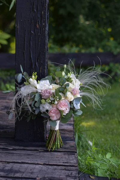 Bouquet Nupcial Moderno Feito Rosas Freesia Eustoma Eucalipto Sobre Fundo — Fotografia de Stock