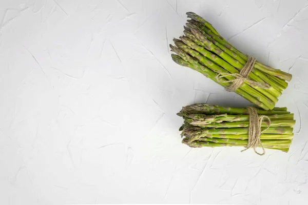 Färsk Grön Sparris Vit Bakgrund Bio Grönsaker — Stockfoto