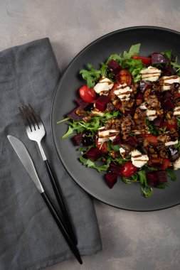 Çiğ yeşil pancar ve roka salatası ve mavi peynir. BiyoGıda.