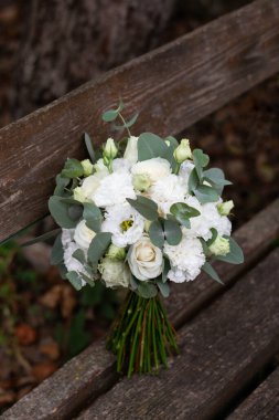 Bir buket beyaz çiçek. Modern tarz gelin buketi..