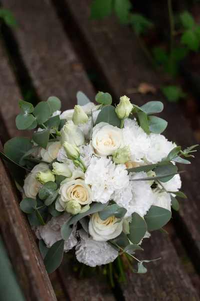 结婚花束白色的花 现代风格的新娘花束 — 图库照片