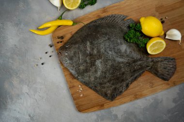 Çiğ balık ve baharat. Gri taşlı arka planda deniz ürünleri. Üst Manzara. Bedava fotokopi. Biyolojik balık.