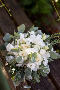 Bir buket beyaz çiçek. Modern tarz gelin buketi..