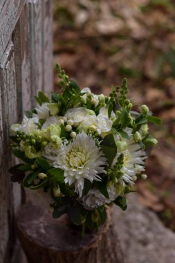 Bir buket beyaz çiçek. Modern tarz gelin buketi..