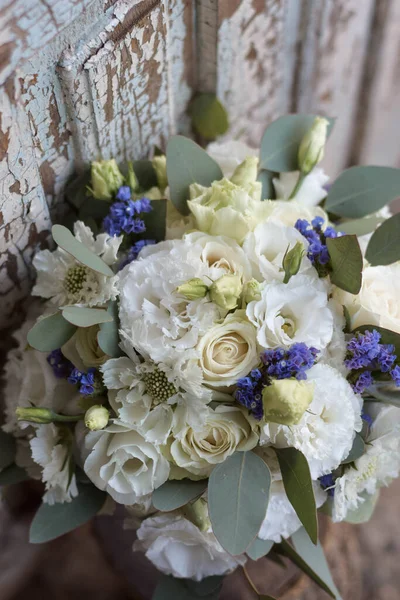 结婚花束白色和蓝色的花 现代风格的新娘花束 — 图库照片