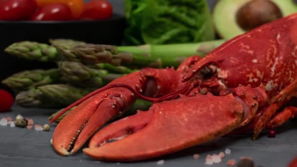 龙虾，蔬菜和调味品在灰色混凝土桌子上。海鲜和蔬菜. — 图库视频影像