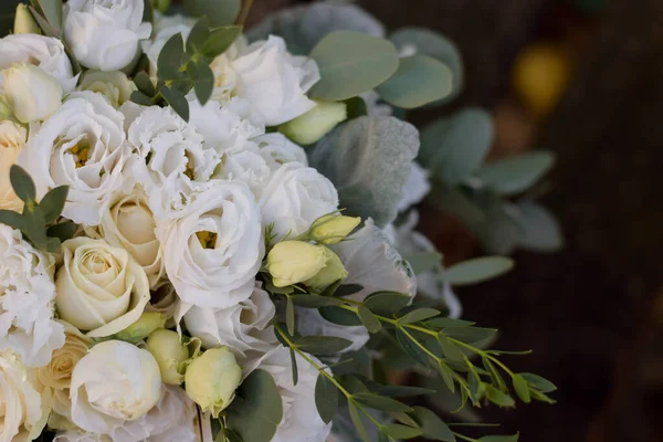 结婚花束白色的花 现代风格的新娘花束 — 图库照片