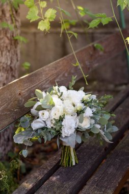 Bir buket beyaz çiçek. Modern tarz gelin buketi..