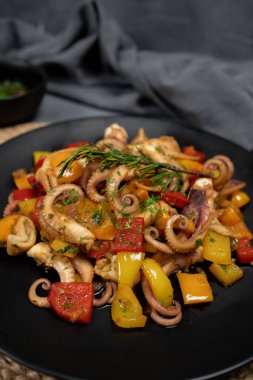 Sebzeli ahtapot salatası taze ve sağlıklı deniz ürünleri ahtapot dokunaçları. Akdeniz yemekleri.