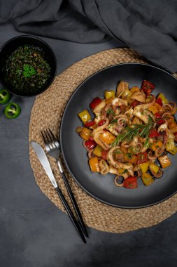 Sebzeli ahtapot salatası taze ve sağlıklı deniz ürünleri ahtapot dokunaçları. Akdeniz yemekleri.