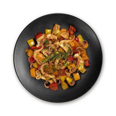 Sebzeli ahtapot salatası taze ve sağlıklı deniz ürünleri ahtapot dokunaçları. Akdeniz yemekleri.