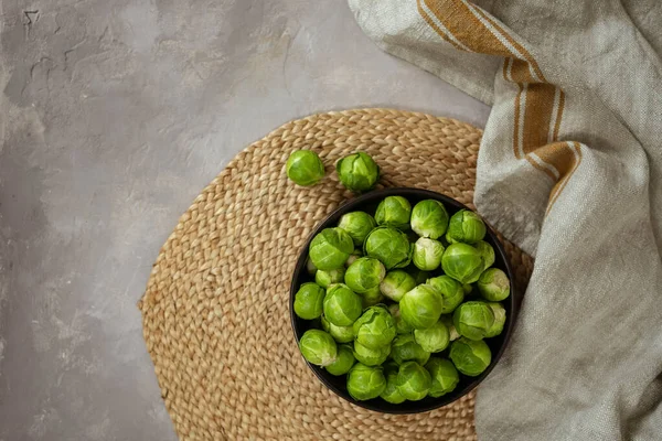 Svart Skål Med Färsk Bryssel Kål Bordet Ovanifrån — Stockfoto