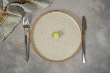 Brüksel lahanasının yarısı büyük tabakta. Diyet kokusu hariç. Üst görünüm.