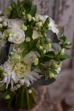 Bir buket beyaz çiçek. Modern tarz gelin buketi..