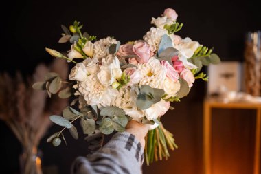 Düğün çiçekleri, gelin buketi yakın plan. Güllerden, şakayıklardan ve dekoratif bitkilerden yapılmış dekorasyon, yakın plan, seçici odak, hiç kimse, nesneler