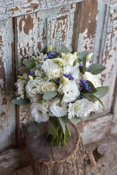 结婚花束白色和蓝色的花 现代风格的新娘花束 — 图库照片
