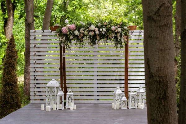 Matrimonio Cerimonia Nuziale Arco Arco Decorato Con Fiori Bianchi Piedi — Foto Stock