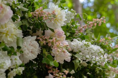 Düğün resepsiyonundaki ana masada güzel taze çiçekler var. Düğün günü..