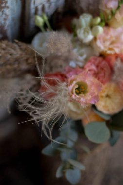 Güller, kuru çiçekler ve okaliptüslerle boho stili düğün buketi. Düğün günü..