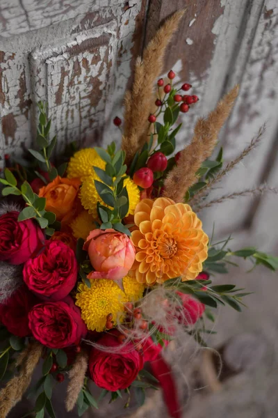 Düğün Buketi Gelinin Buketi Bir Buket Kırmızı Sarı Çiçek Yıldız — Stok fotoğraf