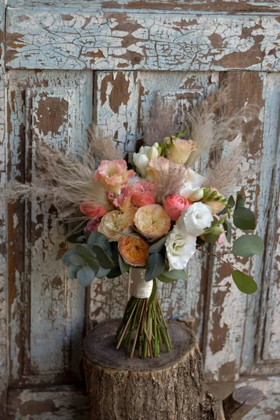 Buquê Casamento Estilo Boho Com Rosas Flores Secas Eucalipto Dia — Fotografia de Stock