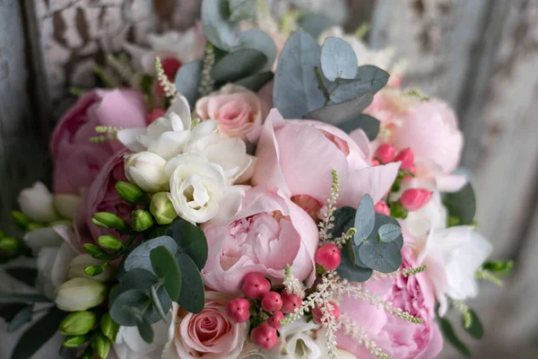 Růžová Svatební Kytice Skládající Růží Freezií Pivoňky Hypericum Astilba Eukalypthus — Stock fotografie
