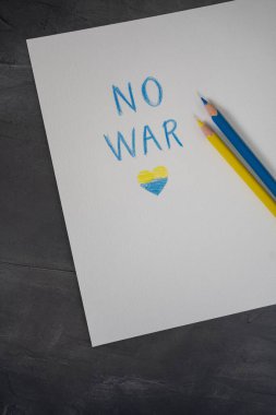 Ukrayna bayrağı. Ukrayna 'da savaş yok. Sarı çiçeklerin oluşturduğu Ukrayna bayrağı kalp şeklinde dizilmiş. Savaşı Durdur.