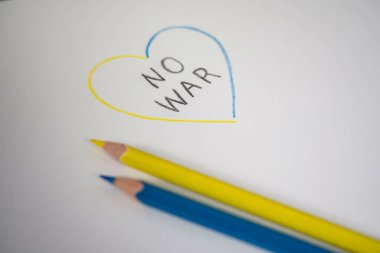 Ukrayna bayrağı. Ukrayna 'da savaş yok. Sarı çiçeklerden gelen Ukrayna bayrağı kalp şeklinde dizilmiş..