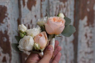 Açık Pembe Güller Düğün Çiçekleri ahşap arka planda.