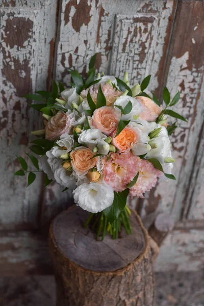 Bouquet Nupcial Moderno Feito Rosas Freesia Eustoma Eucalipto Sobre Fundo — Fotografia de Stock