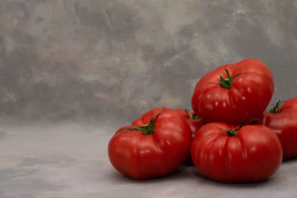 Grupo Tomates Diferentes Sobre Fondo Gris Oscuro Hortalizas Frescas —  Fotos de Stock