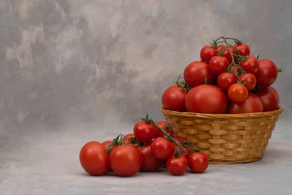 Tomates Vermelhos Suculentos Cesta Mesa Cinza Conceito Agricultura Biológica Tomates — Fotografia de Stock