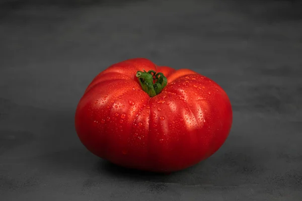 Single Big Tomato Dark Grey Background Fresh Vegetables — Stock Photo, Image