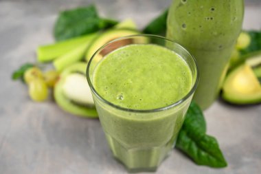 Detoks temizleme içeceği konsepti, yeşil sebze suyu malzemeleri. Kilo vermek ya da oruç tutmak için şişedeki doğal, organik sağlıklı meyve suyu. Beyaz üzerine izole edilmiş salatalık, elma, limon ve ıspanak karışımı.