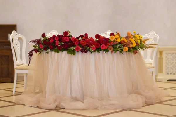 Renkli düğün süslemeleri. Taze çiçekli düğün masası. Ayçiçeği düğün dekoru. Düğün günü.. — Stok fotoğraf