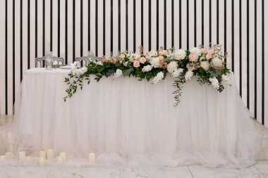 Düğün resepsiyonundaki ana masada güzel taze çiçekler var. Düğün günü..