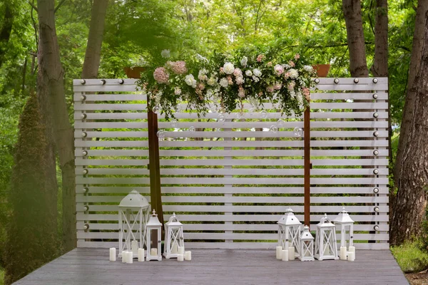 Matrimonio Cerimonia Nuziale Arco Arco Decorato Con Fiori Bianchi Piedi — Foto Stock