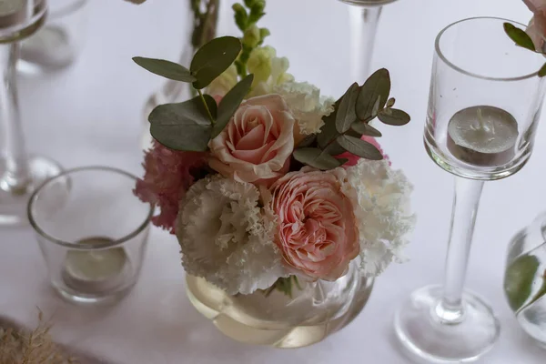 Huvudbordet Vid Bröllopsmottagning Med Vackra Färska Blommor Bröllopsdag — Stockfoto