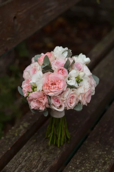 Růžová Svatební Kytice Skládající Růží Freezií Hypericum Astilba Eukalyptus Izolované — Stock fotografie